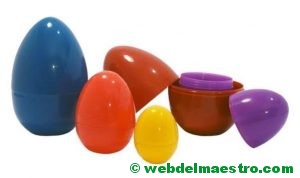 Enroscar huevos de plástico de distintos tamaños