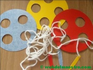 Habilidad de ensartar- hilo de lana y agujas de cartulina o goma-eva