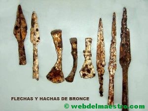 Flechas y hachas de bronce