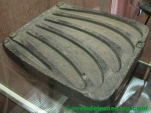 molde para la fundición de 5 hoces, la edad de bronce.